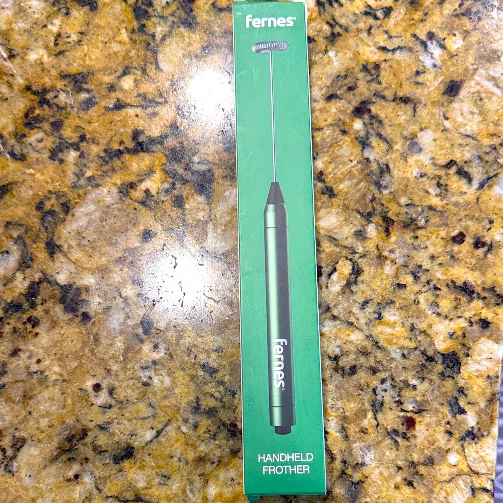 Fernes handheld frother battery powered (3 AAA not included) ergonomic NWT